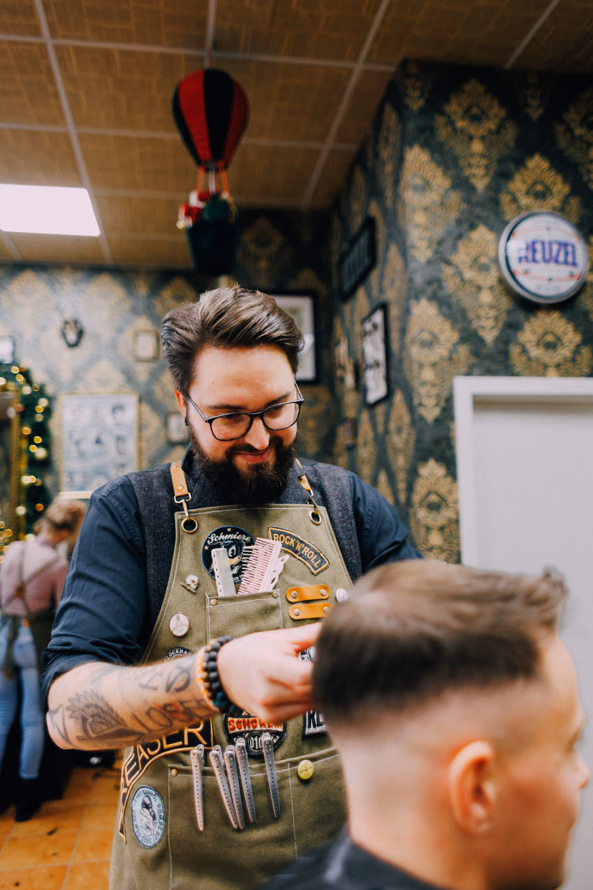 Haarschnitt mit der Schere im Barbershop Alte Klinge