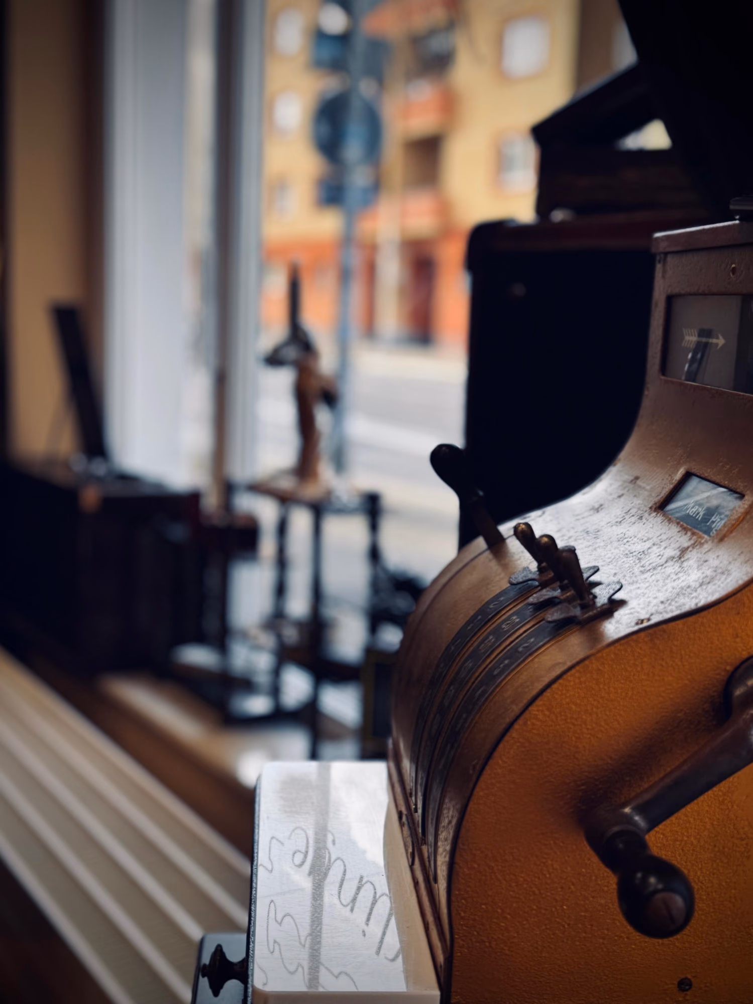 Alte Registrierkasse am Schaufenster