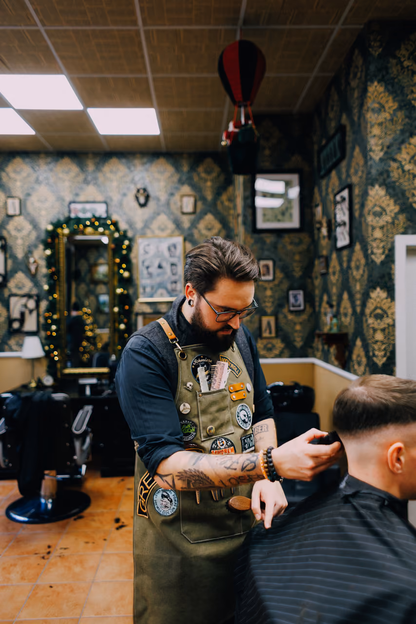Daniel Jung schneidet einem Kunden die Haare im Barbershop Alte Klinge