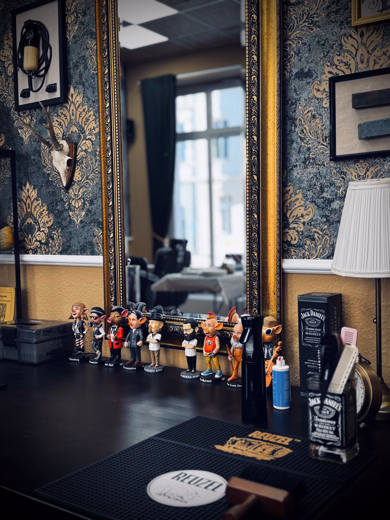 Spiegel mit Goldrahmen und Sammelfiguren