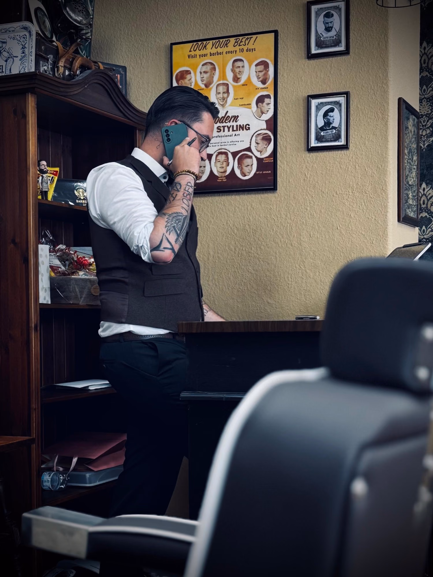 Daniel Jung nimmt am Telefon einen Termin an